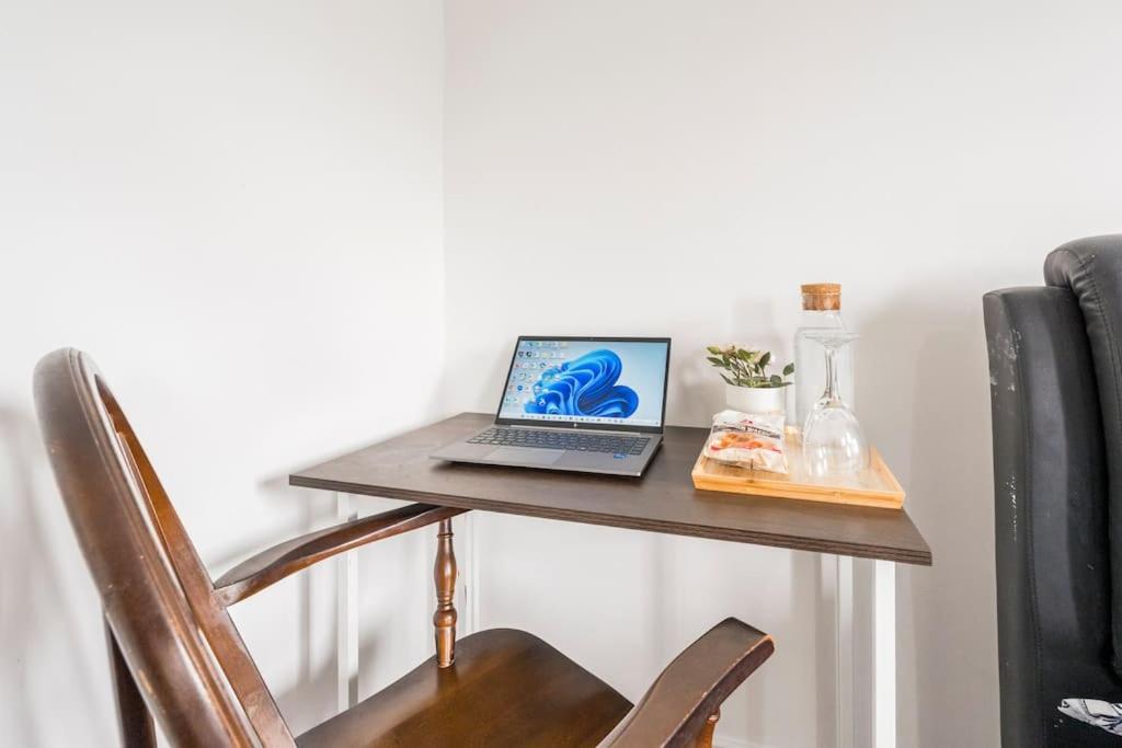 En-Suit Room With Free Dedicated Parking Manchester Extérieur photo