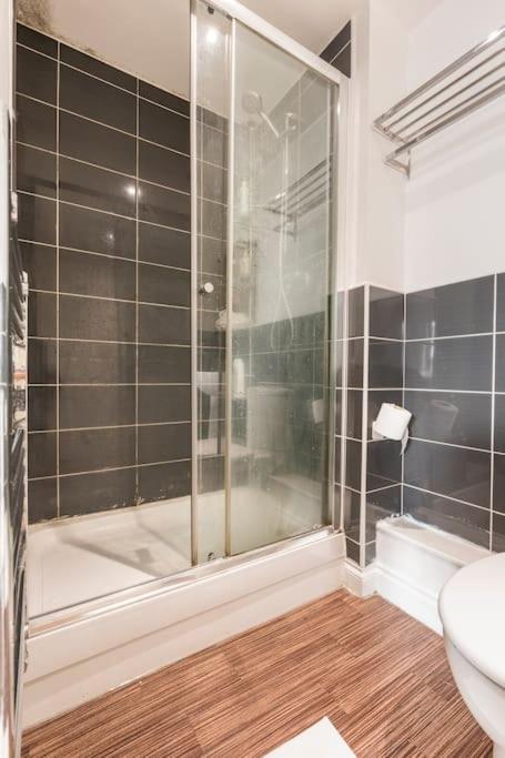 En-Suit Room With Free Dedicated Parking Manchester Extérieur photo