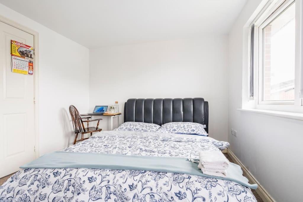 En-Suit Room With Free Dedicated Parking Manchester Extérieur photo