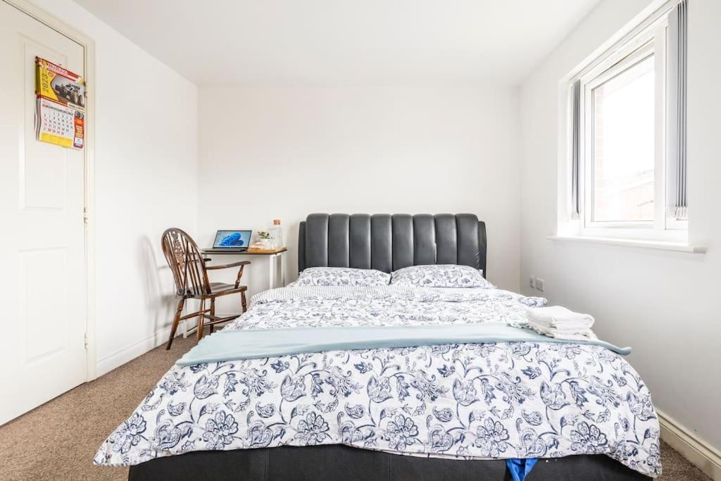 En-Suit Room With Free Dedicated Parking Manchester Extérieur photo